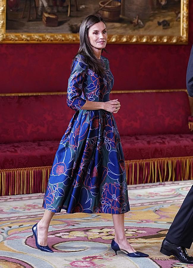 Imagen - La reina Letizia con un vestido azul de invitada. / LIMITED PICTURES