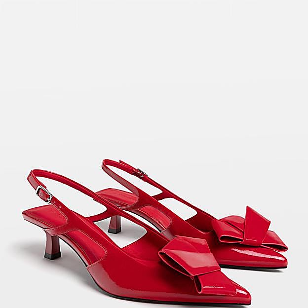 Imagen principal - Zapatos de tacón kitten en rojo con lazo de Stradivarius.