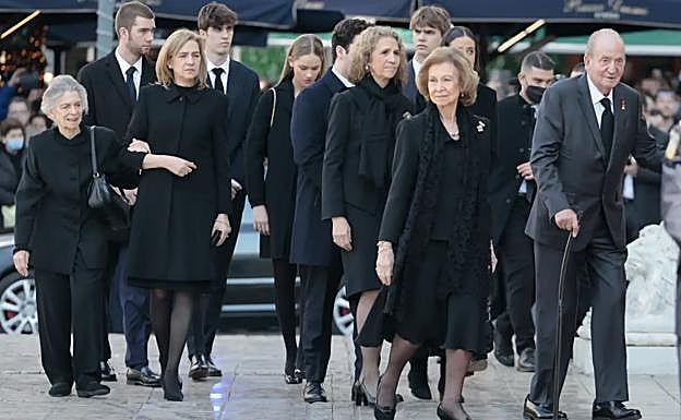 La familia del rey, encabezada por los reyes eméritos Sofía y Juan Carlos, acudió en grupo a la catedral metropolitana de Atenas, donde se despidió al rey Constantino de Grecia. 