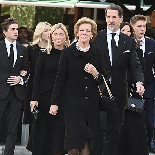 La familia real griega a su llegada al funeral de Constantino de Grecia, en Atenas. 