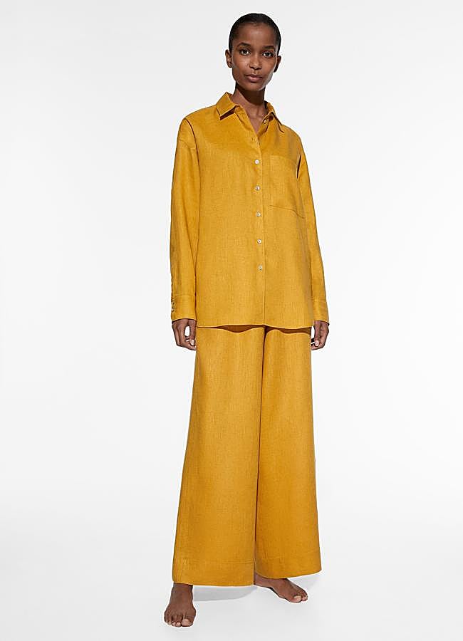 Imagen - Conjunto de lino en color mostaza de Oysho.