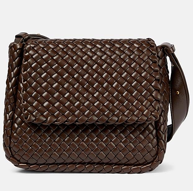 El bolso de Bottega Veneta.