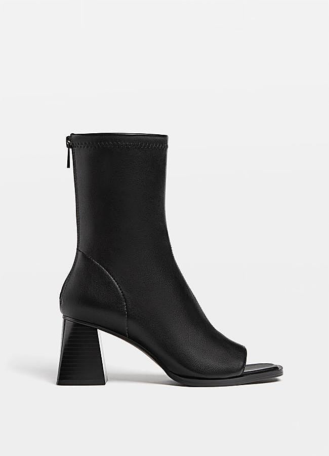 Imagen - Botín en negro con puntera abierta (35,99 euros).