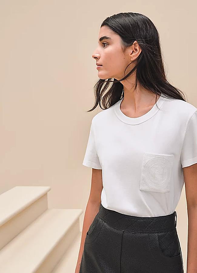 Imagen - Camiseta básica en blanco con bolsillo de Hermés. Foto: Hermès.