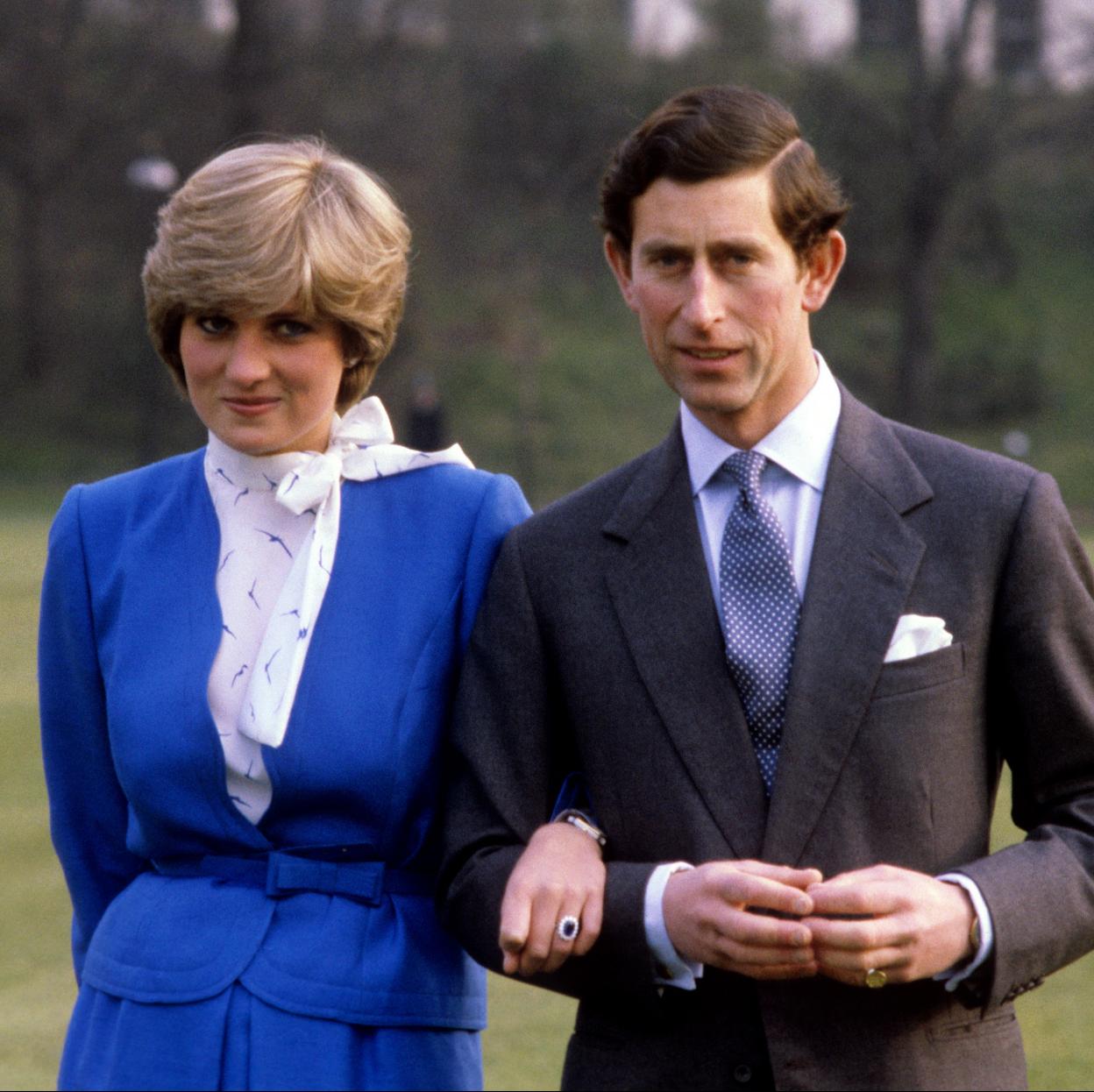 Diana de Gales y Carlos de Inglaterra el día de su compromiso.