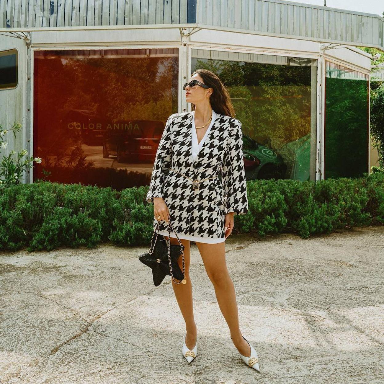 Influencer con zapatos mules