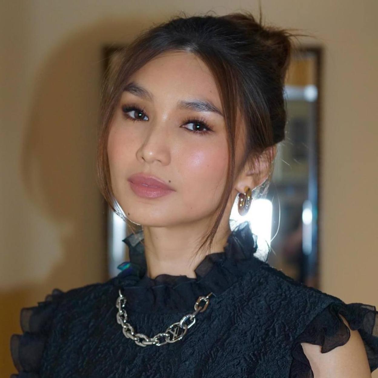 Gemma Chan con piel luminosa