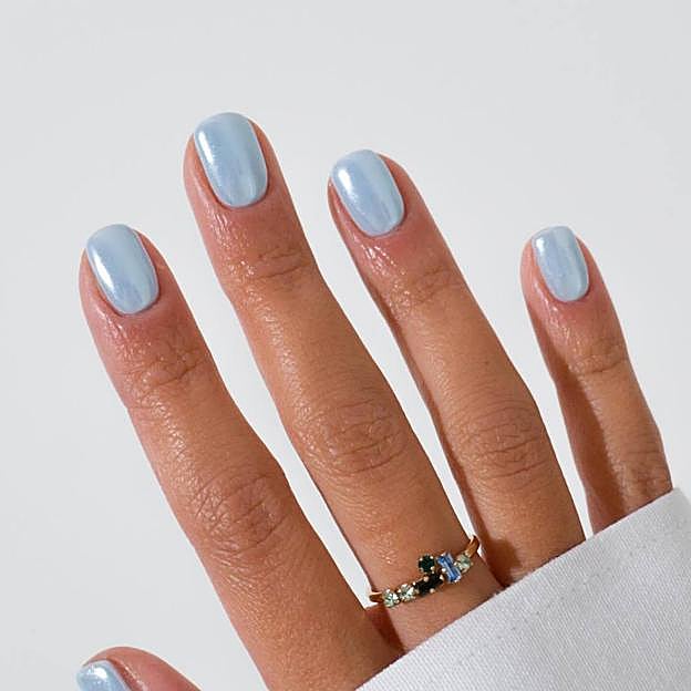 Uñas tendencia para primavera 2024 perladas en tonos pastel