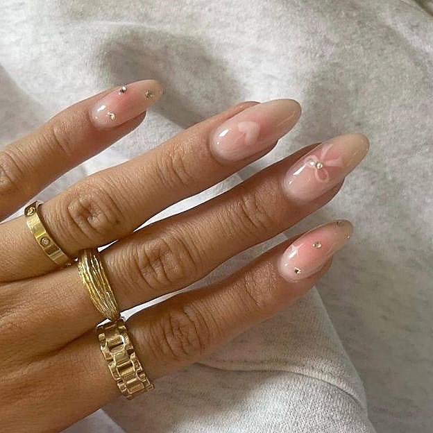 Uñas estilo coquette tendencia para primavera 2024