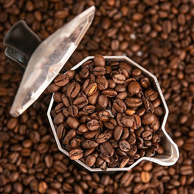 Para ponerlo en la cafetera el café hay que molerlo, pero sí, es mejor comprarlo en grano. 