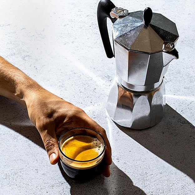 Conseguir un café con crema con la cafetera italiana es prácticamente imposible, pero de lo que se trata es de que esté bueno, no de que se vea bonito.