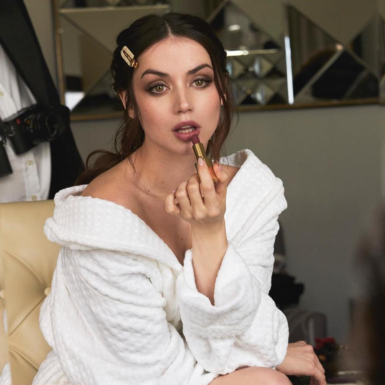 Ana de Armas pintándose los labios.