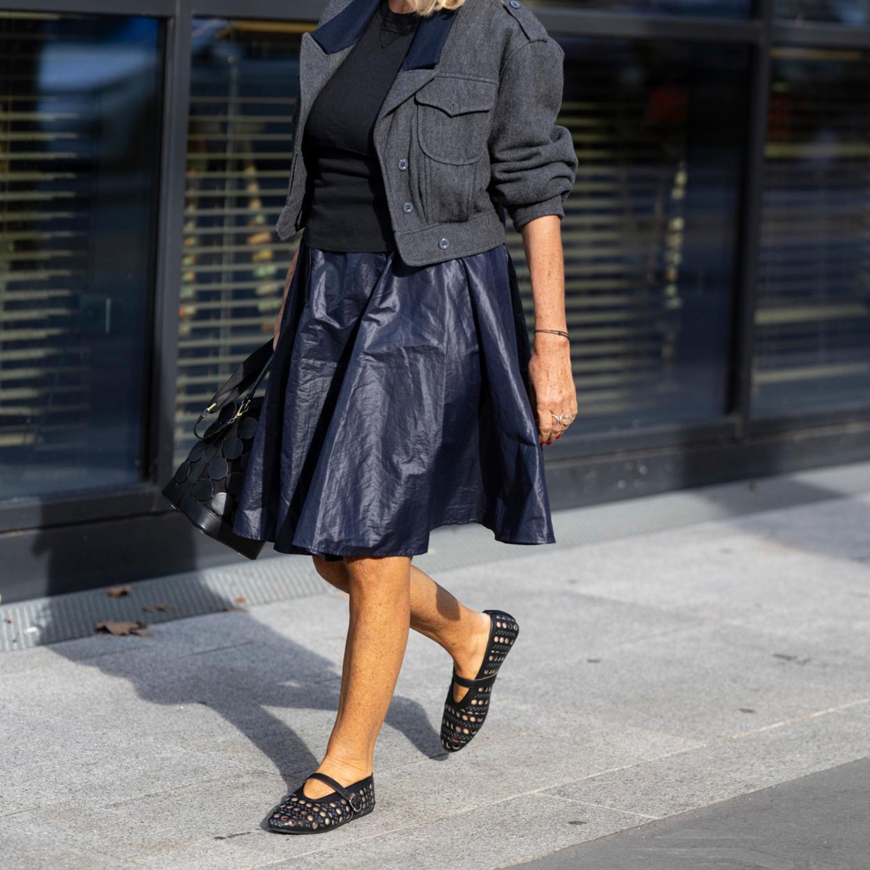 Una mujer con bailarinas de primavera.