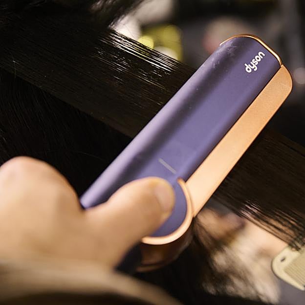 La plancha-secador de la firma Dyson en la Semana de la Moda de Milán.