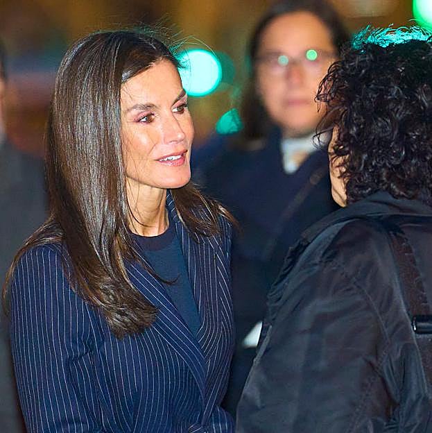 Los reyes Felipe y Letizia saludaron a parte de los efectivos de rescate que apagaron el fuego y atendieron a las víctimas.