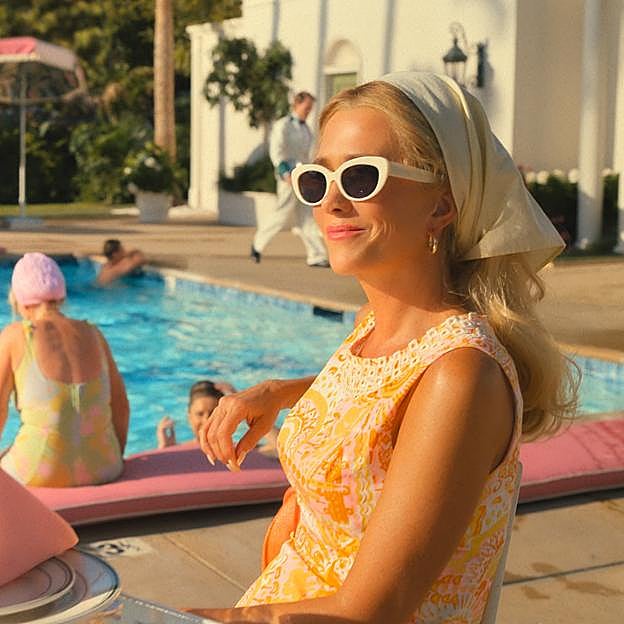 Kristen Wiig como Maxine Simmons en una imagen de Palm Royale. 