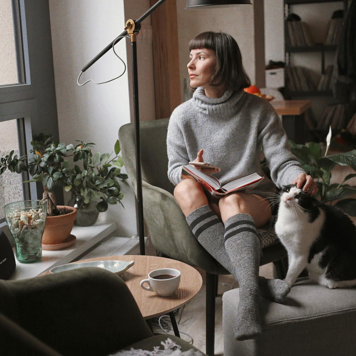 Las tardes de invierno en casa, tomándonos un café y leyendo un buen libro es el plan que más nos apetece.