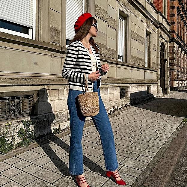 Look parisino de estilo coquette con cárdigan de rayas y accesorios rojos