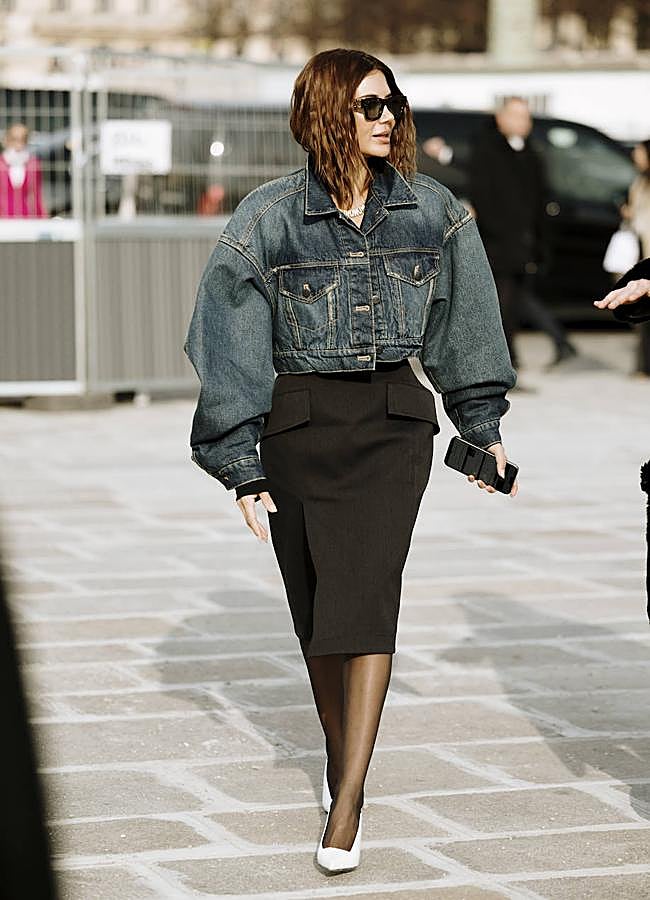 Imagen - Street style de París con cazadora oversized cropped y falda lápiz con zapatos de salón.