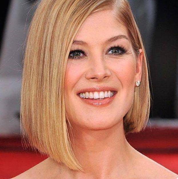 Rosamund Pike con corte de pelo tendencia bob escalado