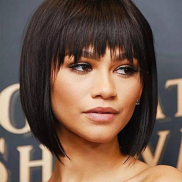 Zendaya con bob escalado desfilado