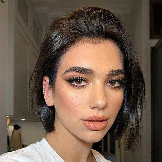 Dua Lipa con corte bob escalado