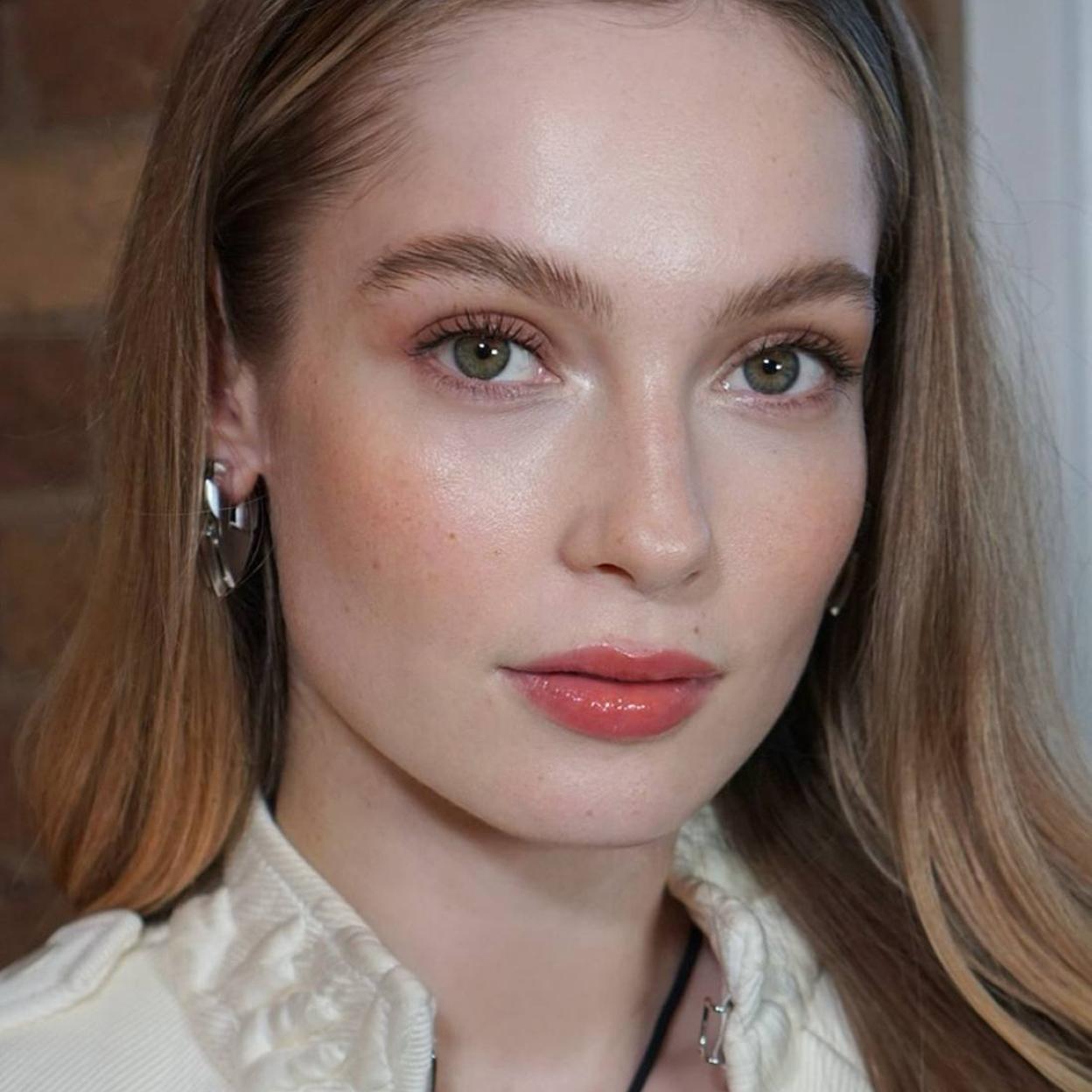 Mujer con mirada iluminada