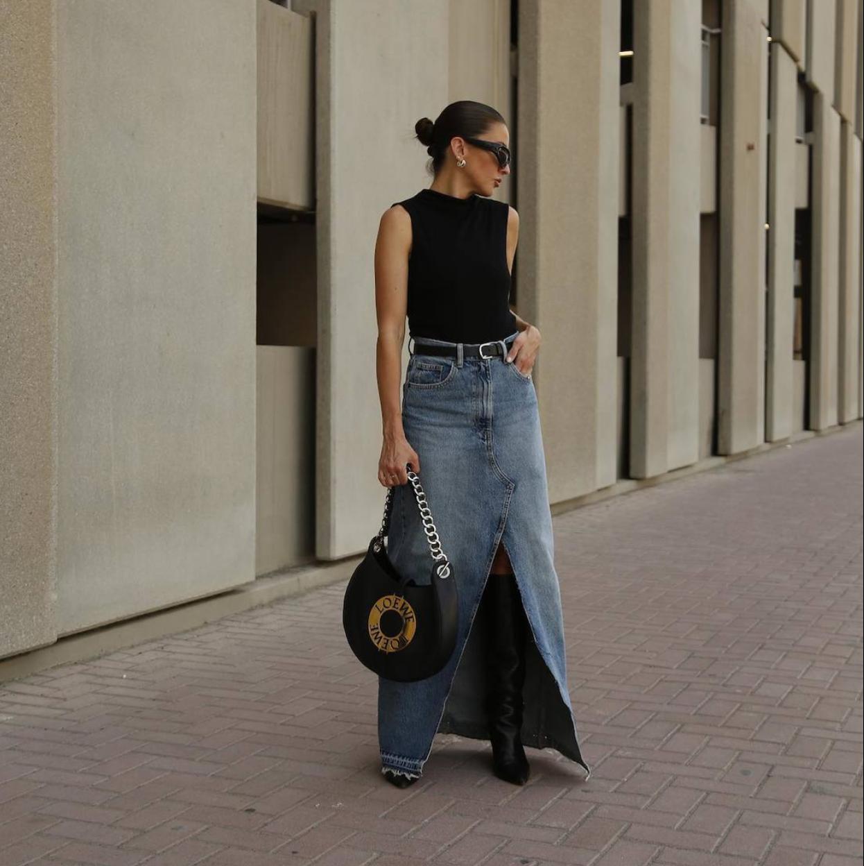 Influencer con look con falda vaquera