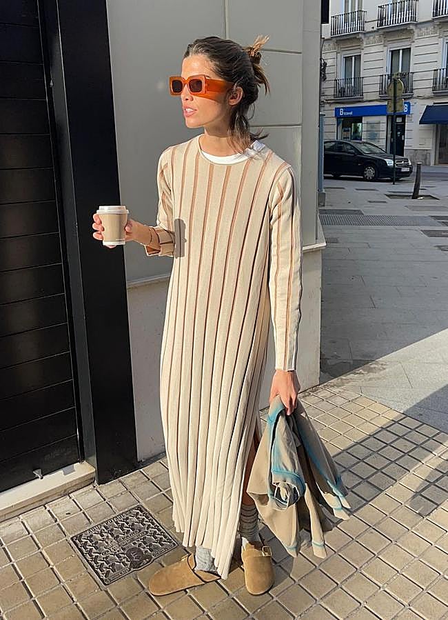 Imagen - Vestido de punto y zuecos cómodos. Ambas prendas de Parfois. Foto: @carlaferrer1.