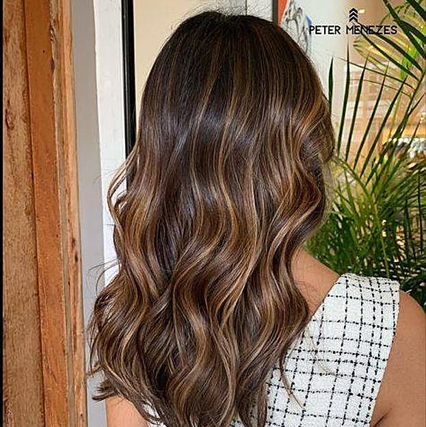Mechas color caramelo tendencia 2024 para morenas
