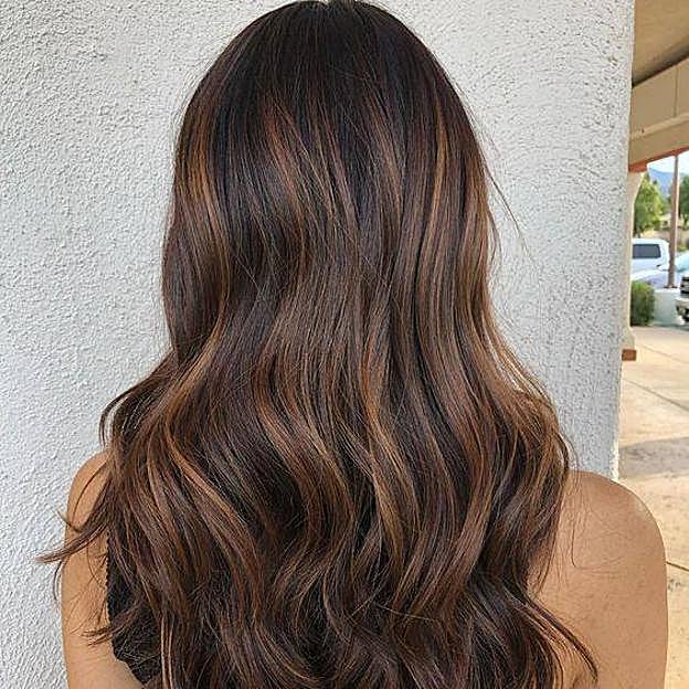 Mechas cobrizas para morenas
