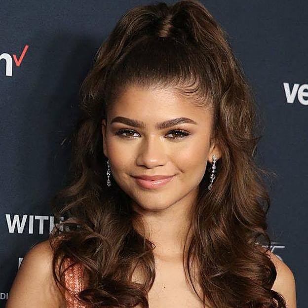 Zendaya con semi-recogido para pelo largo estilo sesentero