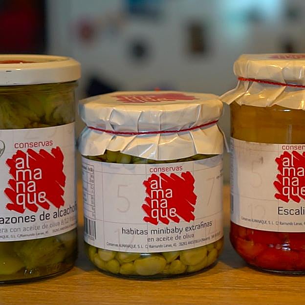 Corazones de alcachofa en aceite de oliva, habitas minibaby y escalivada, algunos de las conservas vegetales que encontramos en el catálogo de Almanaque.