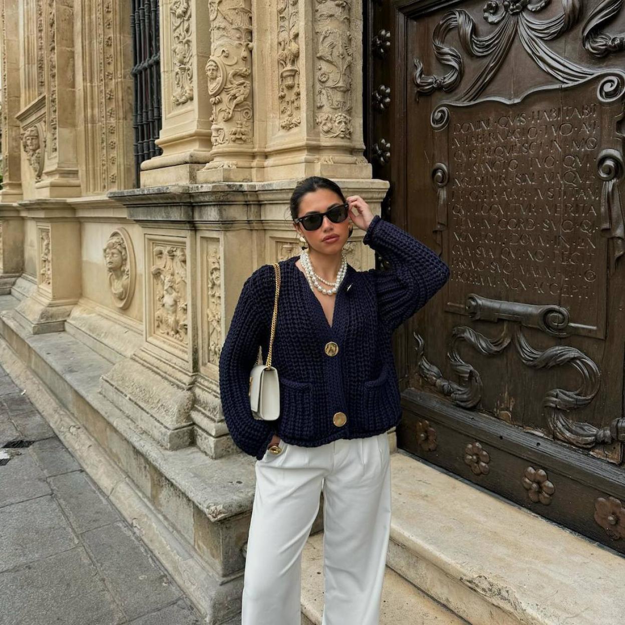 Influencer con chaqueta de punto de Zara