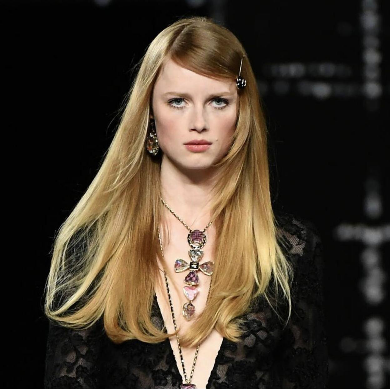 Peluqueros profesionales utilizando la nueva herramienta de Dyson.