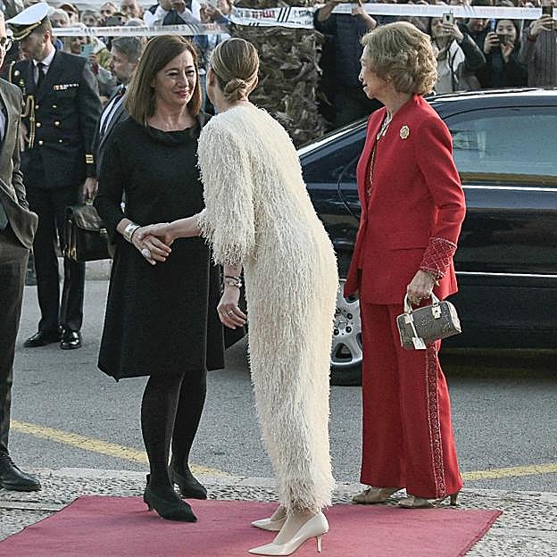 La presidenta de las Islas Baleares, Marga Prohens, recibe a la reina Sofía.