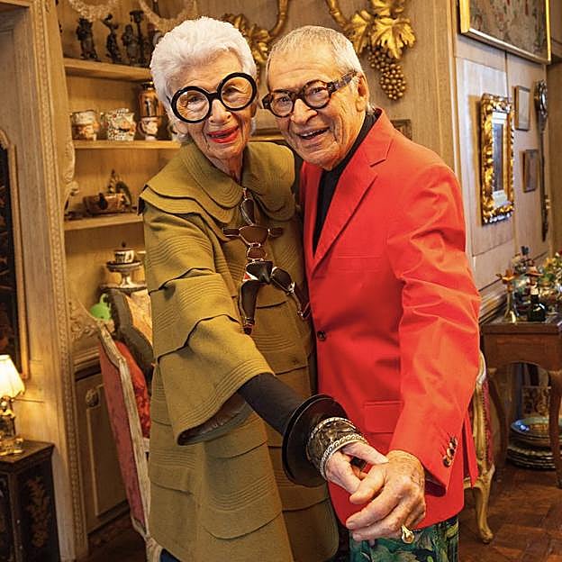 Iris y Carl Apfel, en su apartamento de Nueva York. 