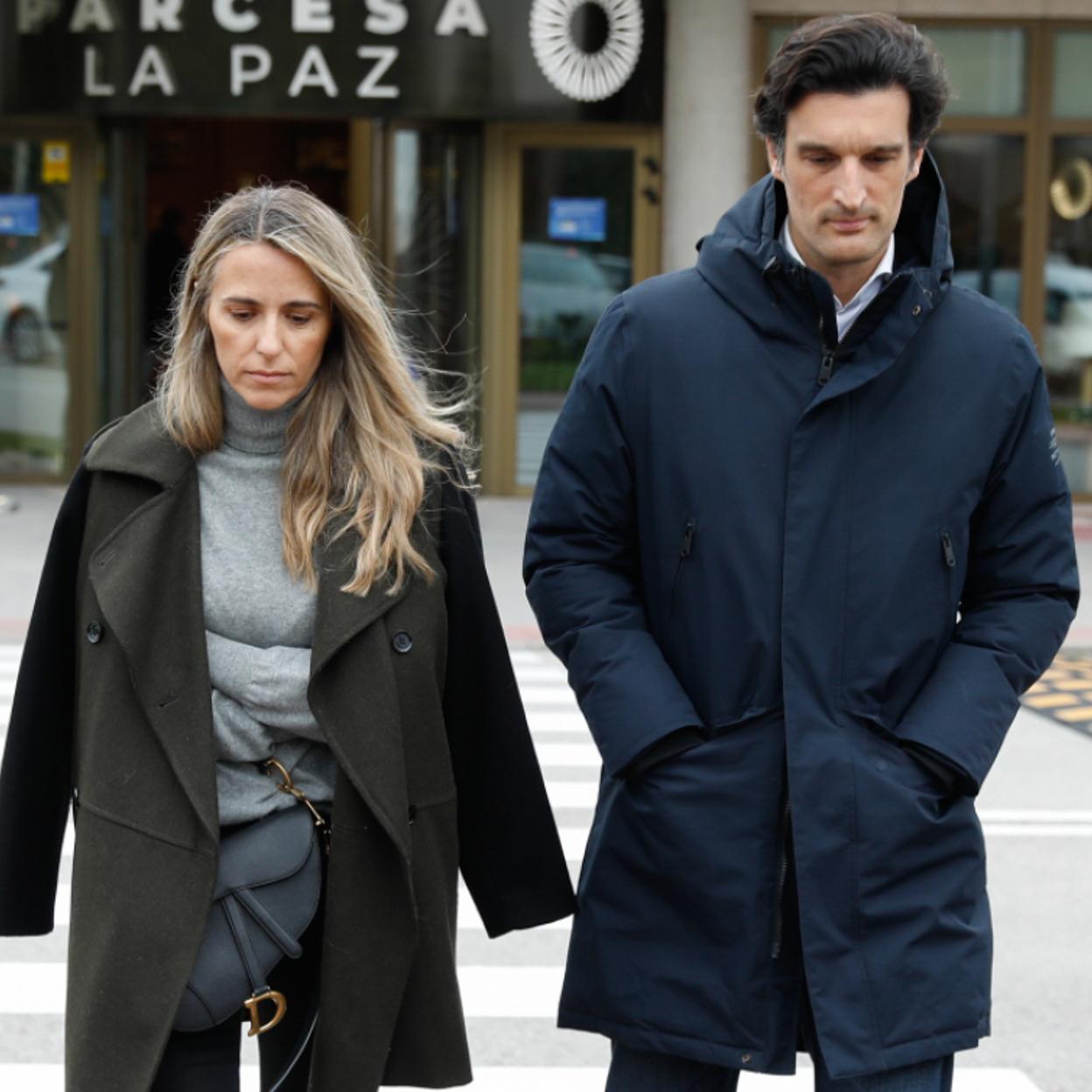 Laura Vecino y Rafa Medina en el tanatorio.