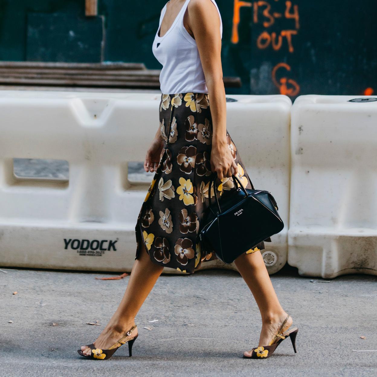 Influencer con falda de flores