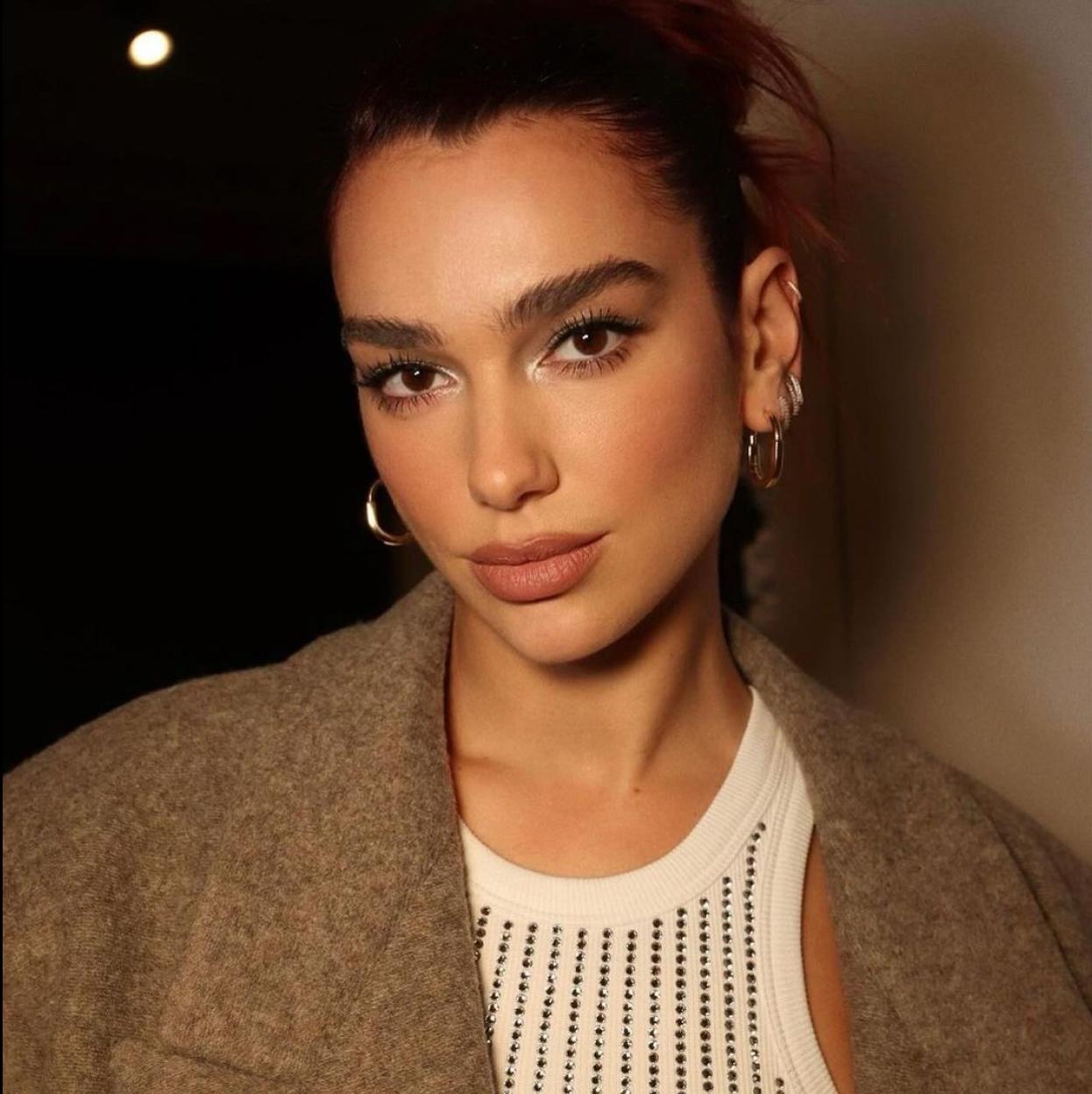 Dua Lipa con un maquillaje perfecto.