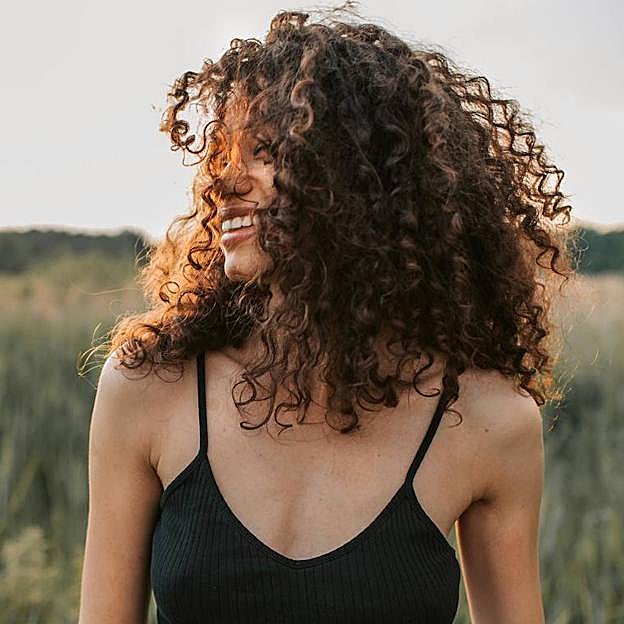 Mujer con pelo rizado definido