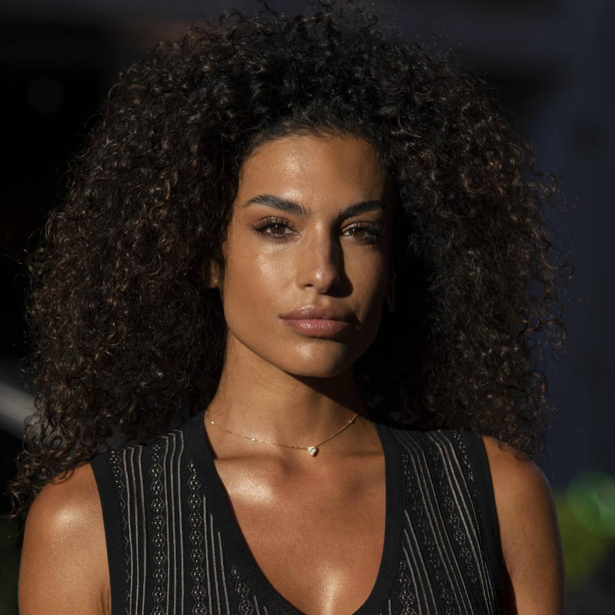 Influencer con pelo rizado