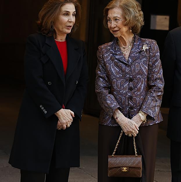 La reina Sofía lleva un bolso marrón de Chanel con cadena dorada.