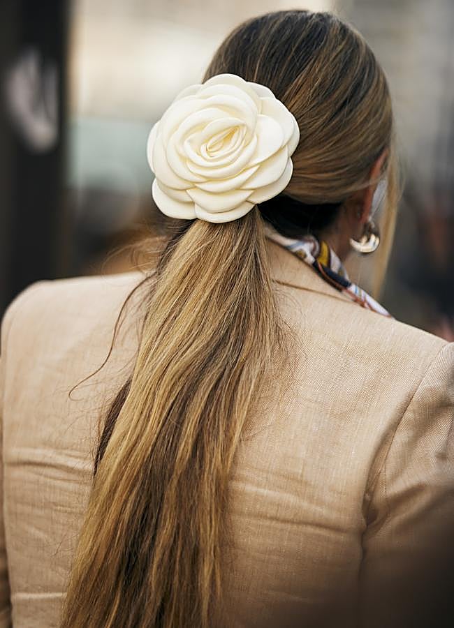 Imagen - Cola baja con accesorio flor. Launchmetrics spotlight