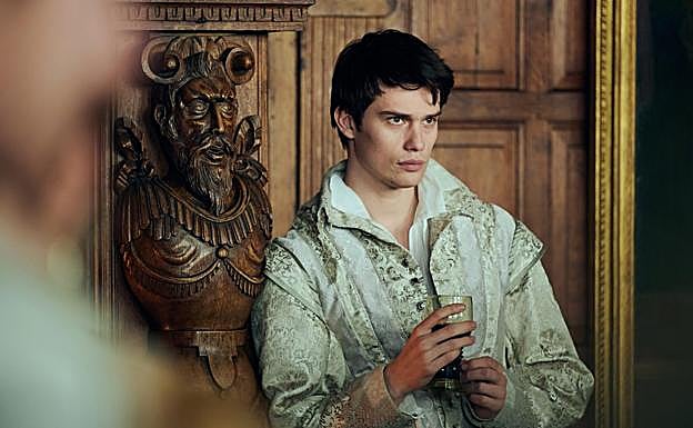 George Villiers, interpretado por Nicholas Galitzine en la nueva serie «Mary y George». 