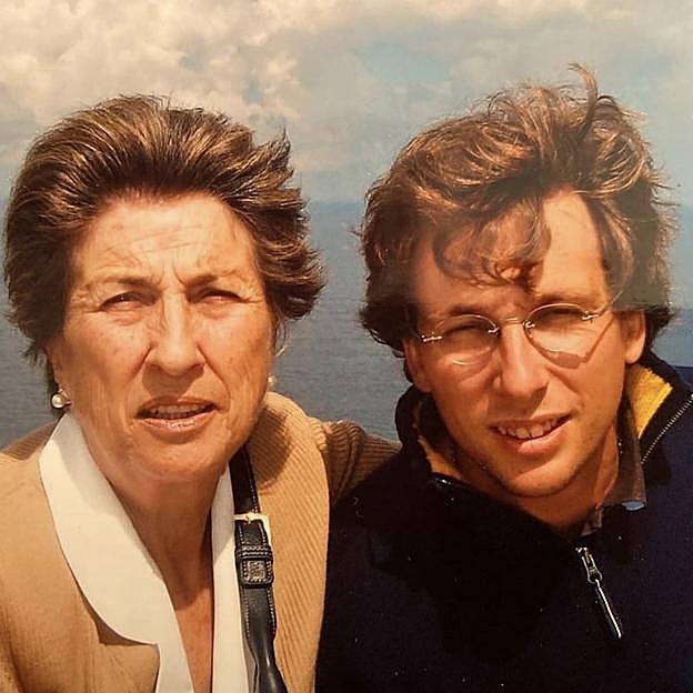 El alcalde de Madrid junto a su madre, fallecida en 2019. 