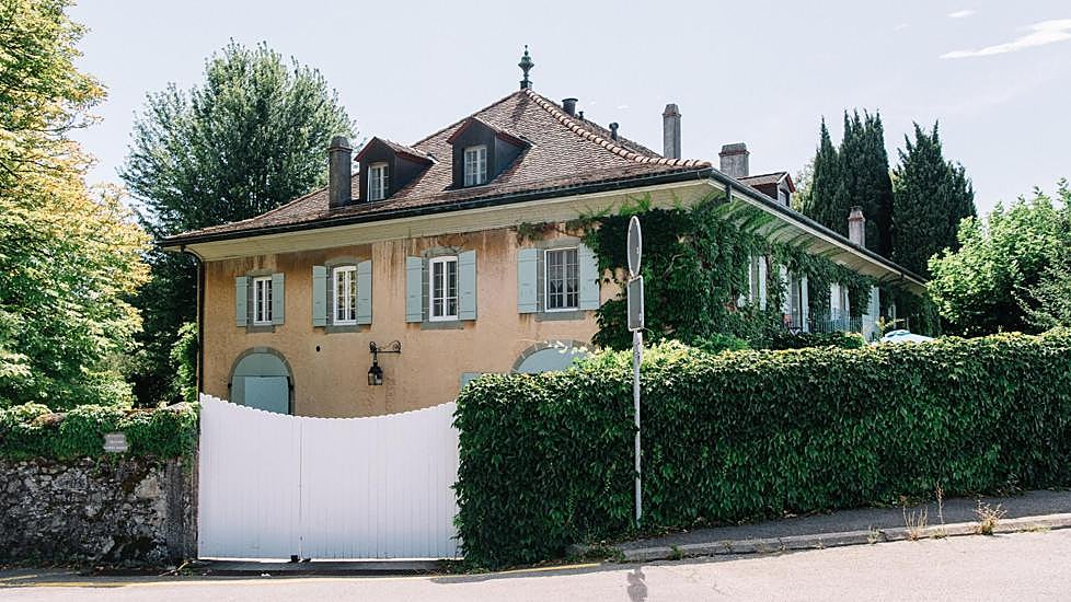 Estado actual de La Paisible, con la placa en honor a Audrey Hepburn en la puerta.