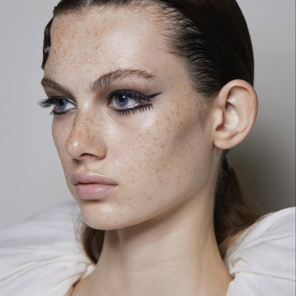 Modelo con máscara de pestañas