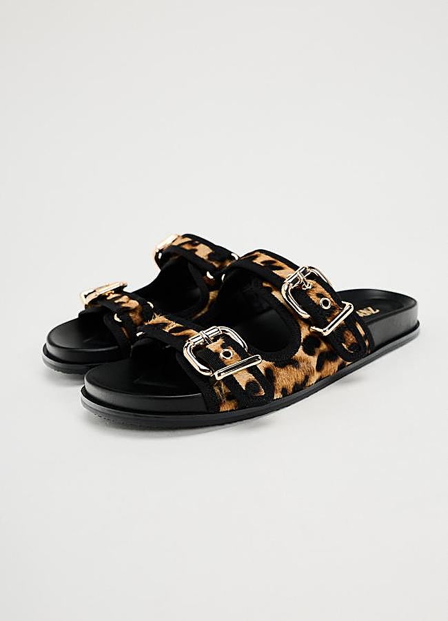 Imagen - Sandalias planas con hebillas de leopardo de Zara.