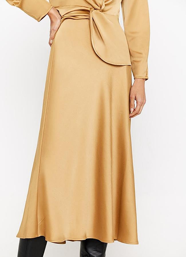 Imagen - Falda satinada midi de Cortefiel, 17,99 euros.